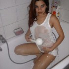 Junge Frau mit exotischem Einschlag in der Badewanne seift sich ein und spielt mit ihrer Muschi.