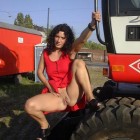 Deutsche Hausfrau posiert nackt und sexy vor einer Baumaschine in der Öffentlichkeit, zeigt ihre Titten und Muschi.