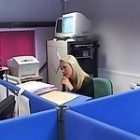 Sexy Blondine wird nach Feierabend im Büro vernascht.