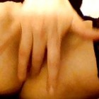 Girl in Nylonsstrümpfen fingert ihre blanke Votze vor der Webcam