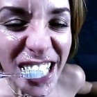 Sie putzt sich die Zähne mit dem Sperma, daß ihr Kerl ihr ins Gesicht und auf die Titten gespritzt hast. Was wohl der Zahnarzt dazu sagt?