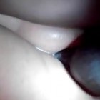 Farbiger Kerl fickt eine weiße Schlampe in den Arsch und pumpt ihr sein ganzes Sperma ein (Creampie)