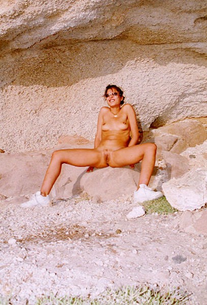 Diese junge Frau posiert im Urlaub ganz nackt am Strand