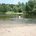 Beim Nacktbaden am Baggersee wird dieses Amateur-Paar so geil, daß sie ihrem Mann mehrmals mit Handeinsatz und Blasmund an den Schwanz geht!