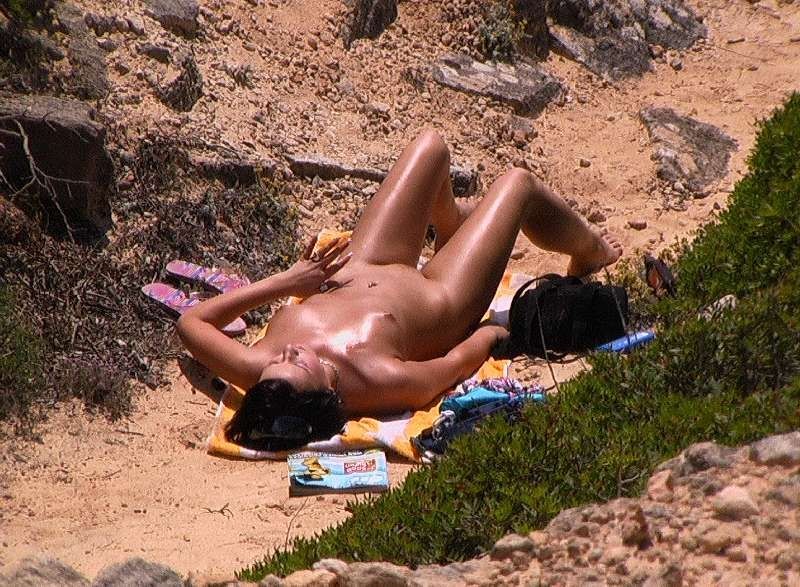 Susanna am nackt am Strand beobachtet.