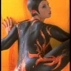 Sündiges Bodypainting-Model posiert als kleines verdorbenes Teufelchen. Zum Glück sind die Hörner nicht echt ;)