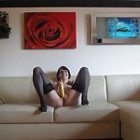 Sie besorgt es sich selbst mit einer Banane und macht dabei Dirty Talk mit dem Zuschauer hinter der Cam.