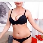 Ein ganz natürliches Girl mit sexy Rundungen strippt vor der Webcam.