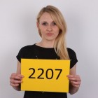 Versaute junge Blondine bekommt es beim Porno-Casting in den Arsch besorgt.