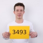 Auf der Casting-Couch darf der junge schwule Mann zeigen, wie gut er blasen kann. Bereitwillig hält ihm der Casting-Agent seinen Arsch zum Ficken hin.