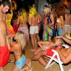 Junge Frauen in knappen Bikinis tanzen wild auf dieser Party und vergnügen sich zwischendurch mit den großen Schwänzen der männlichen Stripper.