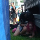 Auf einem Musikfestival hat sich ein junges Paar zwischen ein paar Trucks zurückgezogen und geben sich ganz ihrer gemeinsamen Lust hin. Die beiden jungen Leute haben keine Ahnung, daß ein Spanner unterwegs ist und die beiden mit seiner Handy-Kamera beim Sex filmt.