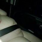 Mollige Ehefrau nackt im Auto während der Fahrt