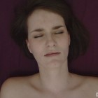 Mit der einen Hand rubbelt sie ihre Lustperle, während sie sich mit der anderen innerlich stimuliert, bis es ihr heftig kommt.