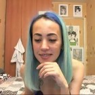 Sehr schlankes Teenie-Girl mit kleinen Titten und vielen Tätowierungen zeigt sich in ihrer Livecam-Show