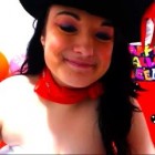 Molliges Girl mit Sexspielzeug vor ihrer Webcam