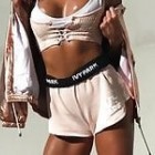 Blondes Babe beim Outdoor-Fotoshooting in sexy Klamotten (nicht nackt)