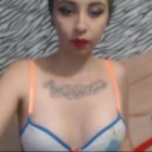 Süßes junges Girl mit kleinen Titten strippt vor ihrer Webcam.