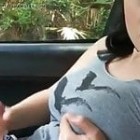 Shemale masturbiert im Auto