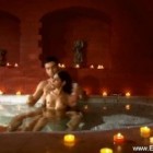 Ein junges indisches Paar genießt ein gemeinsames Bad, bevor er sich sanft und ausgiebig ihrer blanken Muschi zu widmen.