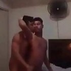 Zwei schwule aus Sri Lanka Typen ficken bareback in einem Hotelzimmer.