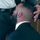 Knapp vor der Hochzeit haben zwei schwule Männer in eleganten Anzügen verbotenen Sex in ihrer Suite.