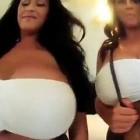 Zwei üppige Frauen mit riesigen nackten Brüsten.