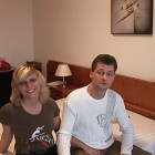 Ein süßes junges Paar treibt es das erste Mal vor laufender Kamera im Hotelbett.