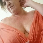Reife dicke Frau zeigt ihre großen nackten Titten.