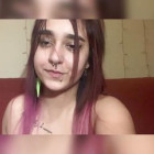 Süßes molliges Girl mit Piercings zieht sich aus und reitet ihren Dildo vor der Kamera.