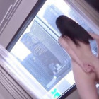 Sehr junges zierliches Girl hat das erste Mal Sex mit ihrem Freund in einem Hotelzimmer.
