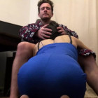 Kerl masturbiert während der Arbeit im Home-Office und wird von seiner Partnerin überrascht. Dann ficken die beiden wild auf dem Sofa bis zum Orgasmus.