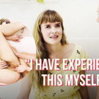 Zwei junge Girls fingern und lecken ihre naturbelassenen Muschis bis zum Orgasmus in der Badewanne.