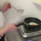 Junge japanische Ehefrau kocht ihrem Mann ein leckeres Frühstück und gibt ihm dann einen Blowjob bis er in ihren Mund abspritzt.