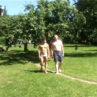 Zwei Amateur-Paare bumsen in einem aufblasbaren Schwimmbecken im Garten.