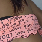 Amateur-Girl mit leichten Höngetitten beim Quickie in der Küche gefilmt.